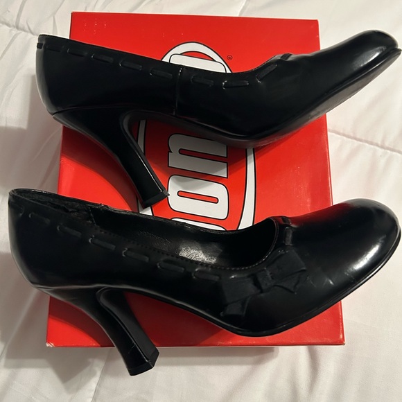 Vintage Y2K Bongo Sabina Black Heels with Ribbon and Bow Detail - Picture 6 of 11